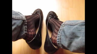 Hot babe Isabelle Sandrine shoeplay and dangling